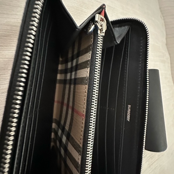 NWOT/NWOB Burberry zip around wallet - Picture 2 of 8